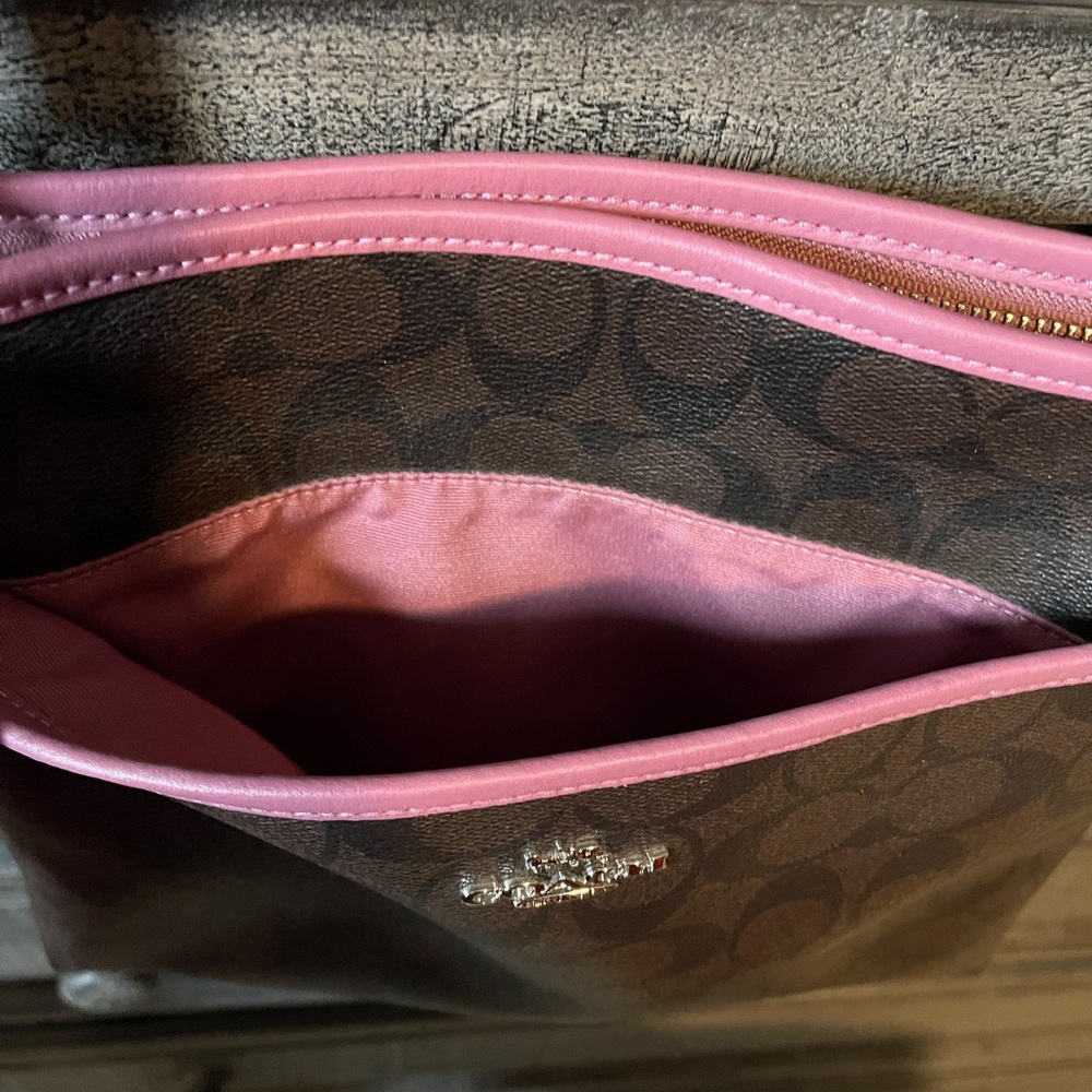 Crossbody Coach SO PRETTY great condition & very versatile!